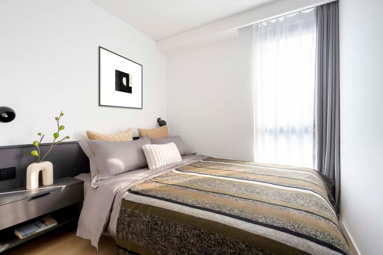 Base-Beijing Wangfujing Serviced Apartment- In Hutong &Bike Rental &Close To Forbidden City, Tian'Anmen Square &Subway Nearby &Free Coffee &Washing Machine,Kitchen &Restaurant Discount &English Speaking &High Speed Free Wifi מראה חיצוני תמונה A bedroom