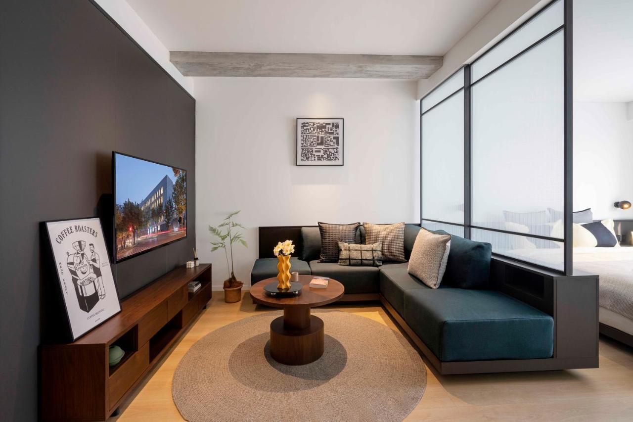 Base-Beijing Wangfujing Serviced Apartment- In Hutong &Bike Rental &Close To Forbidden City, Tian'Anmen Square &Subway Nearby &Free Coffee &Washing Machine,Kitchen &Restaurant Discount &English Speaking &High Speed Free Wifi מראה חיצוני תמונה A living room