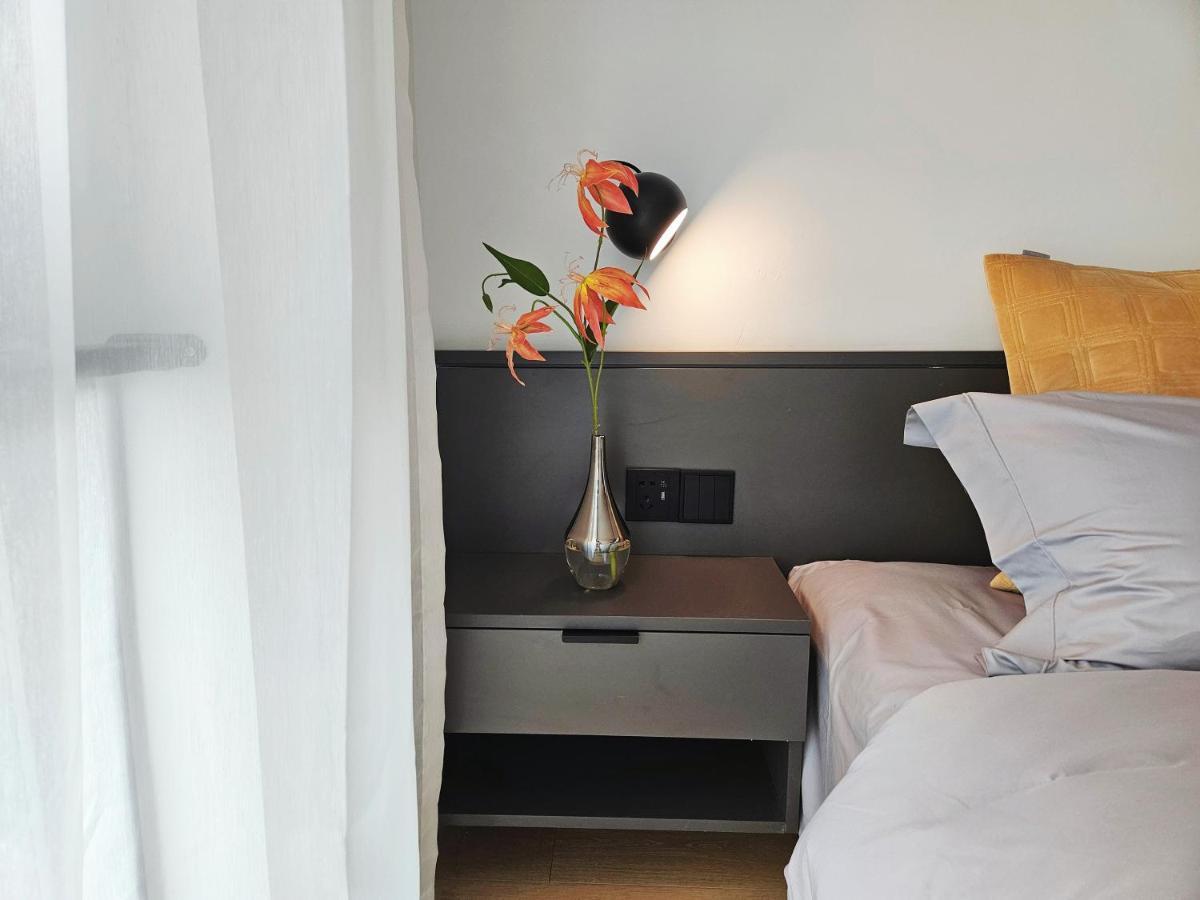 Base-Beijing Wangfujing Serviced Apartment- In Hutong &Bike Rental &Close To Forbidden City, Tian'Anmen Square &Subway Nearby &Free Coffee &Washing Machine,Kitchen &Restaurant Discount &English Speaking &High Speed Free Wifi מראה חיצוני תמונה A bedside table