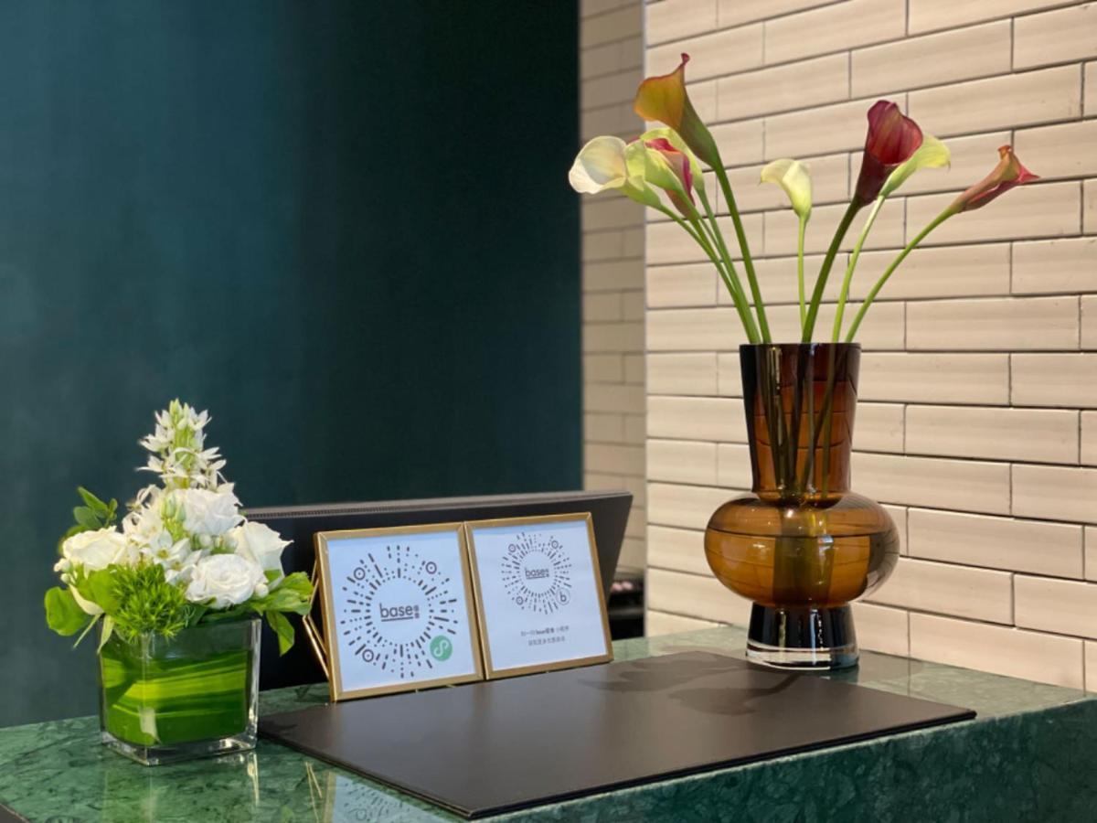 Base-Beijing Wangfujing Serviced Apartment- In Hutong &Bike Rental &Close To Forbidden City, Tian'Anmen Square &Subway Nearby &Free Coffee &Washing Machine,Kitchen &Restaurant Discount &English Speaking &High Speed Free Wifi מראה חיצוני תמונה Reception desk at the hotel