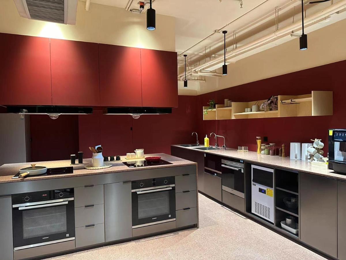 Base-Beijing Wangfujing Serviced Apartment- In Hutong &Bike Rental &Close To Forbidden City, Tian'Anmen Square &Subway Nearby &Free Coffee &Washing Machine,Kitchen &Restaurant Discount &English Speaking &High Speed Free Wifi מראה חיצוני תמונה A typical kitchen