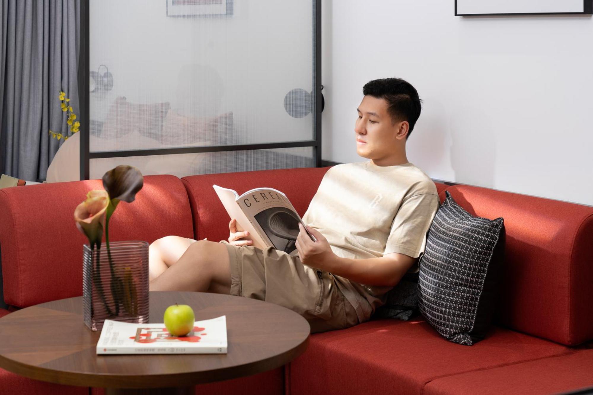 Base-Beijing Wangfujing Serviced Apartment- In Hutong &Bike Rental &Close To Forbidden City, Tian'Anmen Square &Subway Nearby &Free Coffee &Washing Machine,Kitchen &Restaurant Discount &English Speaking &High Speed Free Wifi מראה חיצוני תמונה A man reading a book on a sofa