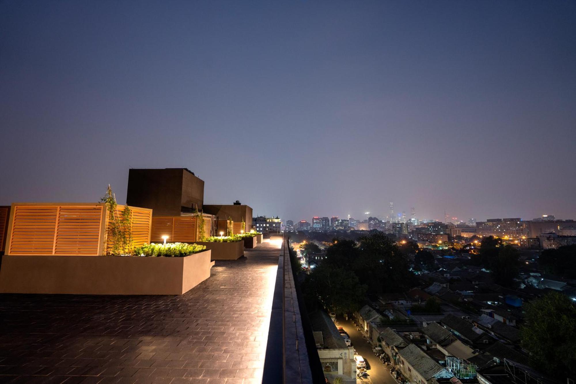 Base-Beijing Wangfujing Serviced Apartment- In Hutong &Bike Rental &Close To Forbidden City, Tian'Anmen Square &Subway Nearby &Free Coffee &Washing Machine,Kitchen &Restaurant Discount &English Speaking &High Speed Free Wifi מראה חיצוני תמונה View from the rooftop