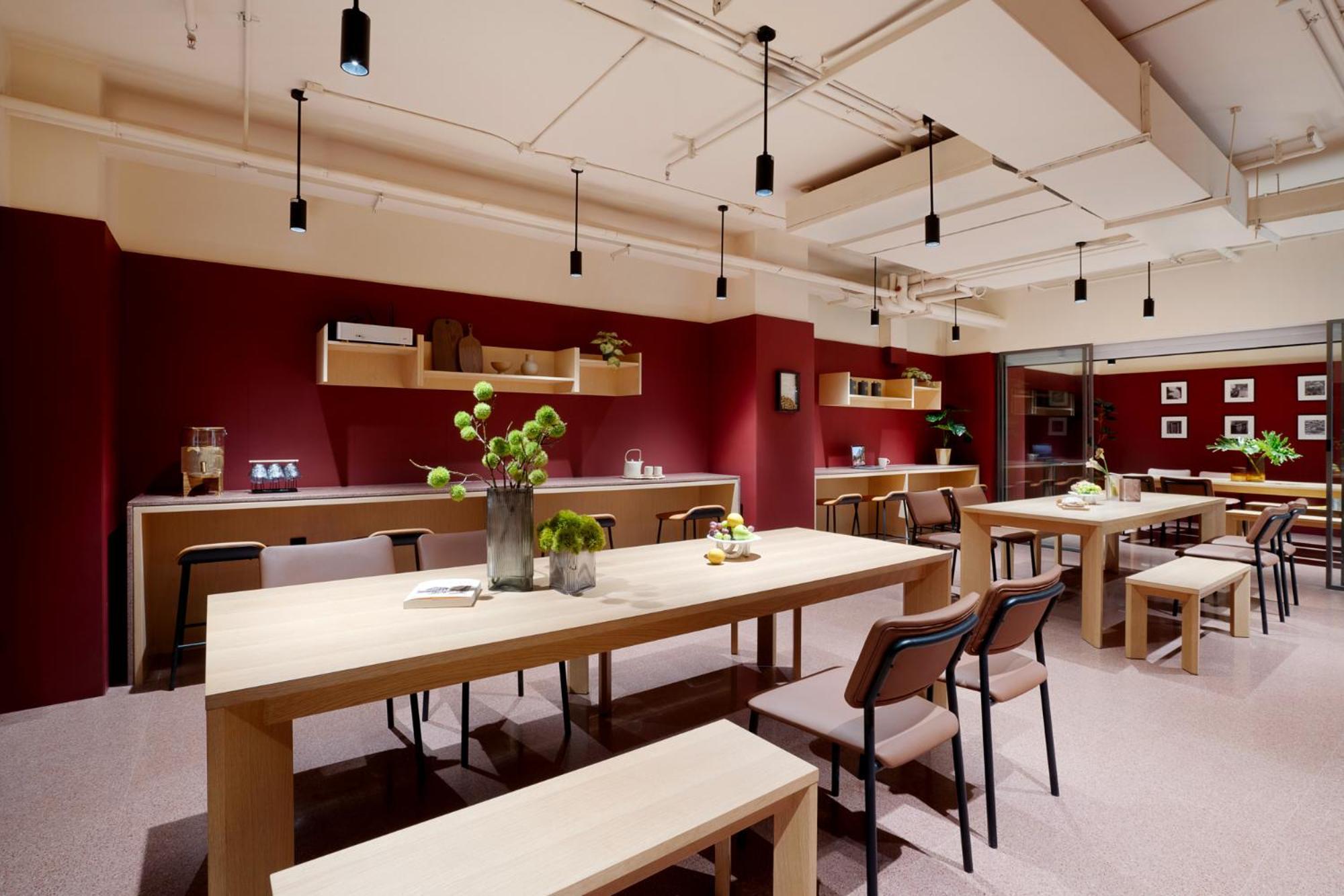 Base-Beijing Wangfujing Serviced Apartment- In Hutong &Bike Rental &Close To Forbidden City, Tian'Anmen Square &Subway Nearby &Free Coffee &Washing Machine,Kitchen &Restaurant Discount &English Speaking &High Speed Free Wifi מראה חיצוני תמונה The lounge at Hong Kong International Airport