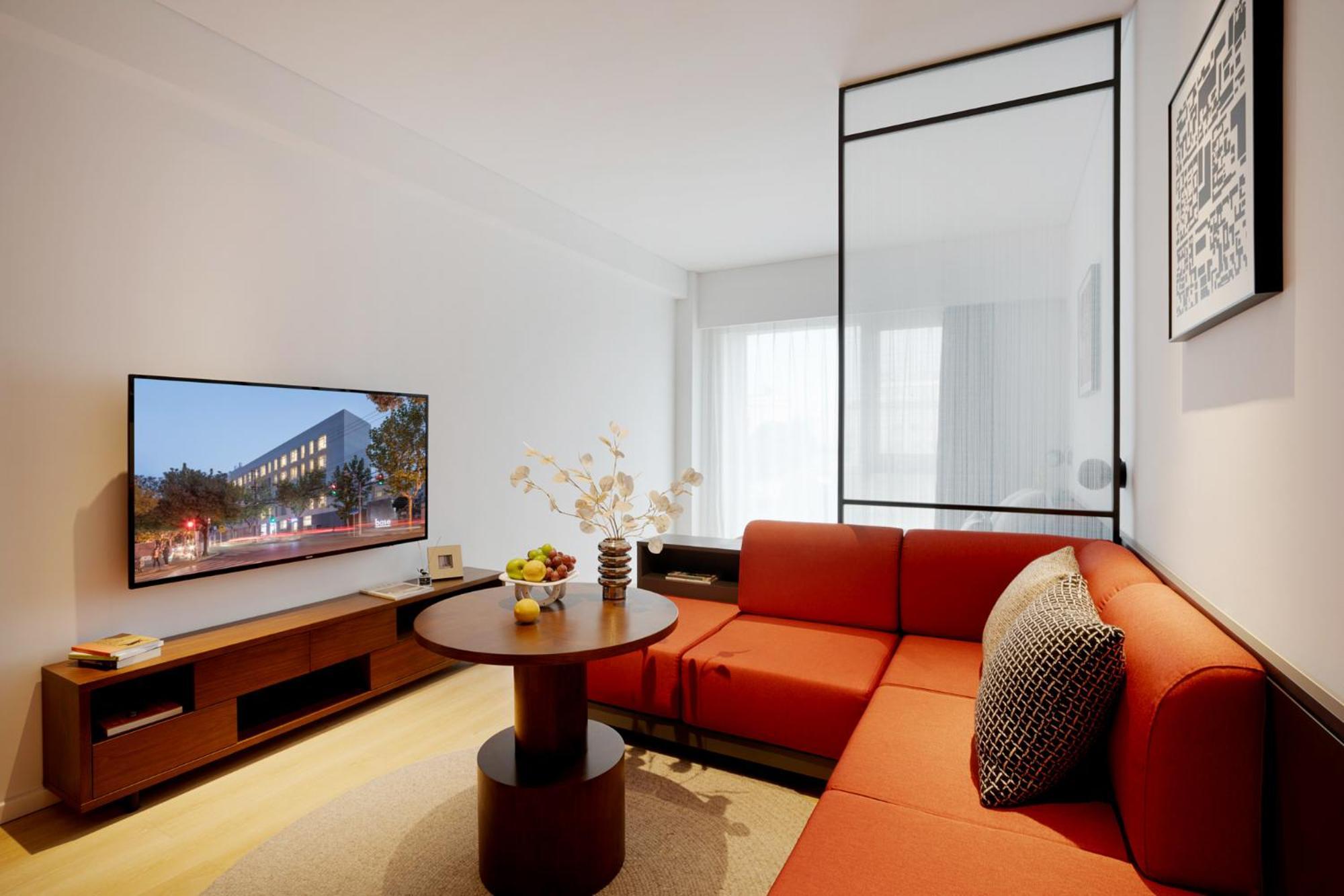 Base-Beijing Wangfujing Serviced Apartment- In Hutong &Bike Rental &Close To Forbidden City, Tian'Anmen Square &Subway Nearby &Free Coffee &Washing Machine,Kitchen &Restaurant Discount &English Speaking &High Speed Free Wifi מראה חיצוני תמונה Living room
