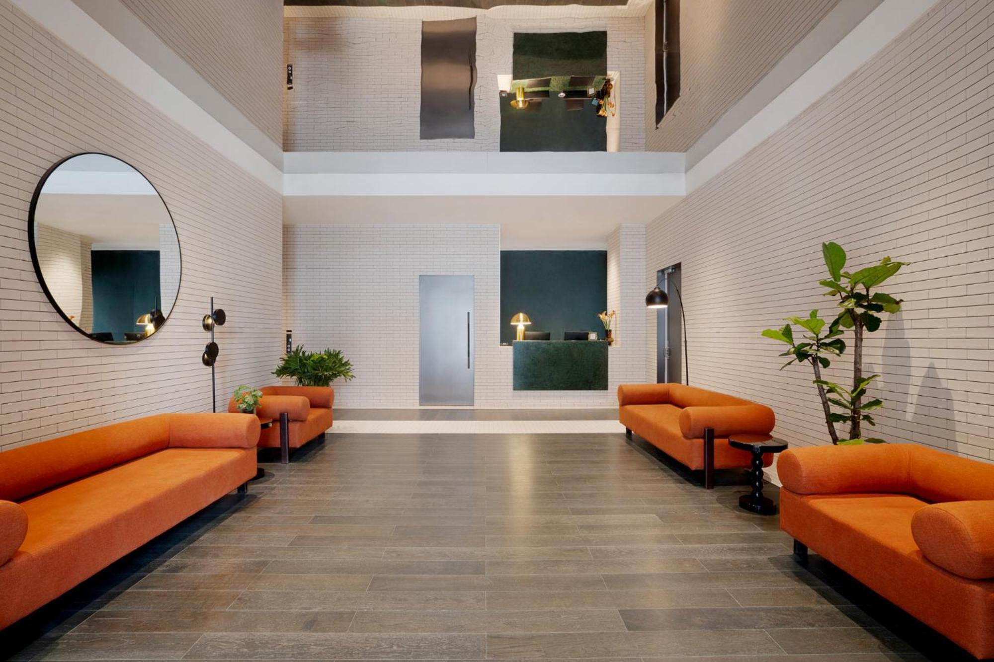 Base-Beijing Wangfujing Serviced Apartment- In Hutong &Bike Rental &Close To Forbidden City, Tian'Anmen Square &Subway Nearby &Free Coffee &Washing Machine,Kitchen &Restaurant Discount &English Speaking &High Speed Free Wifi מראה חיצוני תמונה The lobby of the hotel