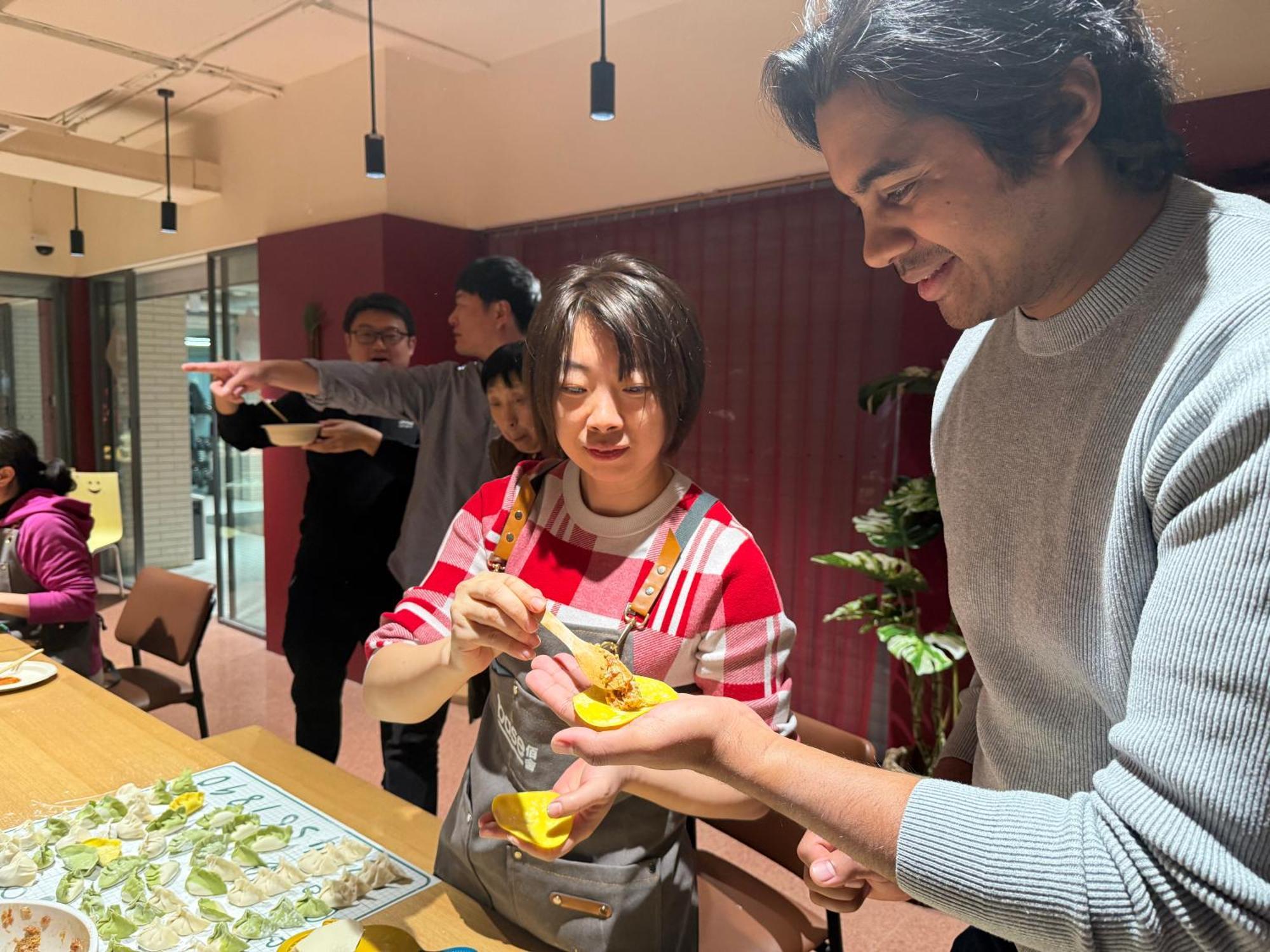 Base-Beijing Wangfujing Serviced Apartment- In Hutong &Bike Rental &Close To Forbidden City, Tian'Anmen Square &Subway Nearby &Free Coffee &Washing Machine,Kitchen &Restaurant Discount &English Speaking &High Speed Free Wifi מראה חיצוני תמונה A woman and a man at a restaurant in Tokyo, Japan