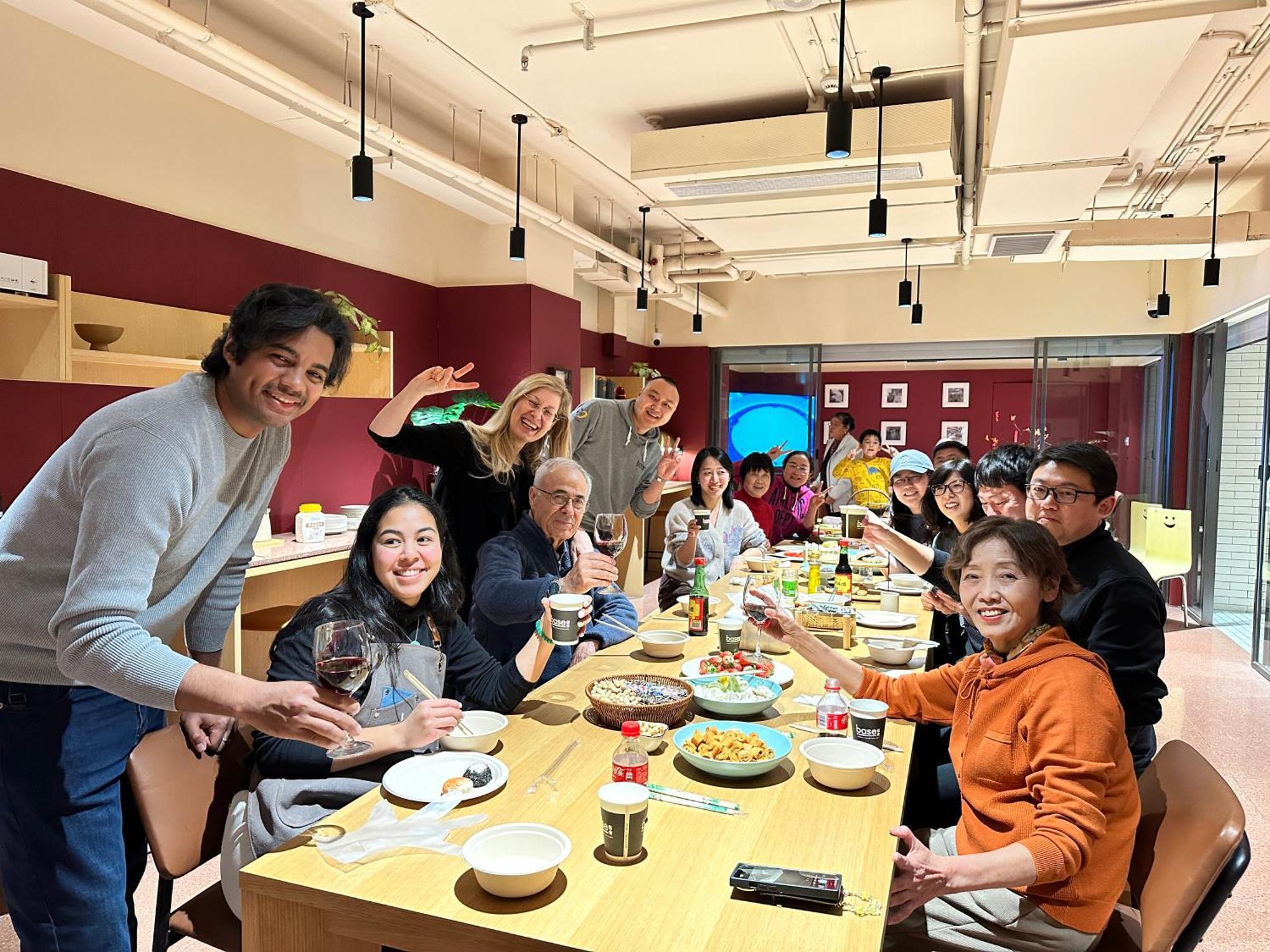 Base-Beijing Wangfujing Serviced Apartment- In Hutong &Bike Rental &Close To Forbidden City, Tian'Anmen Square &Subway Nearby &Free Coffee &Washing Machine,Kitchen &Restaurant Discount &English Speaking &High Speed Free Wifi מראה חיצוני תמונה A group of students from the University of Hong Kong, 2019