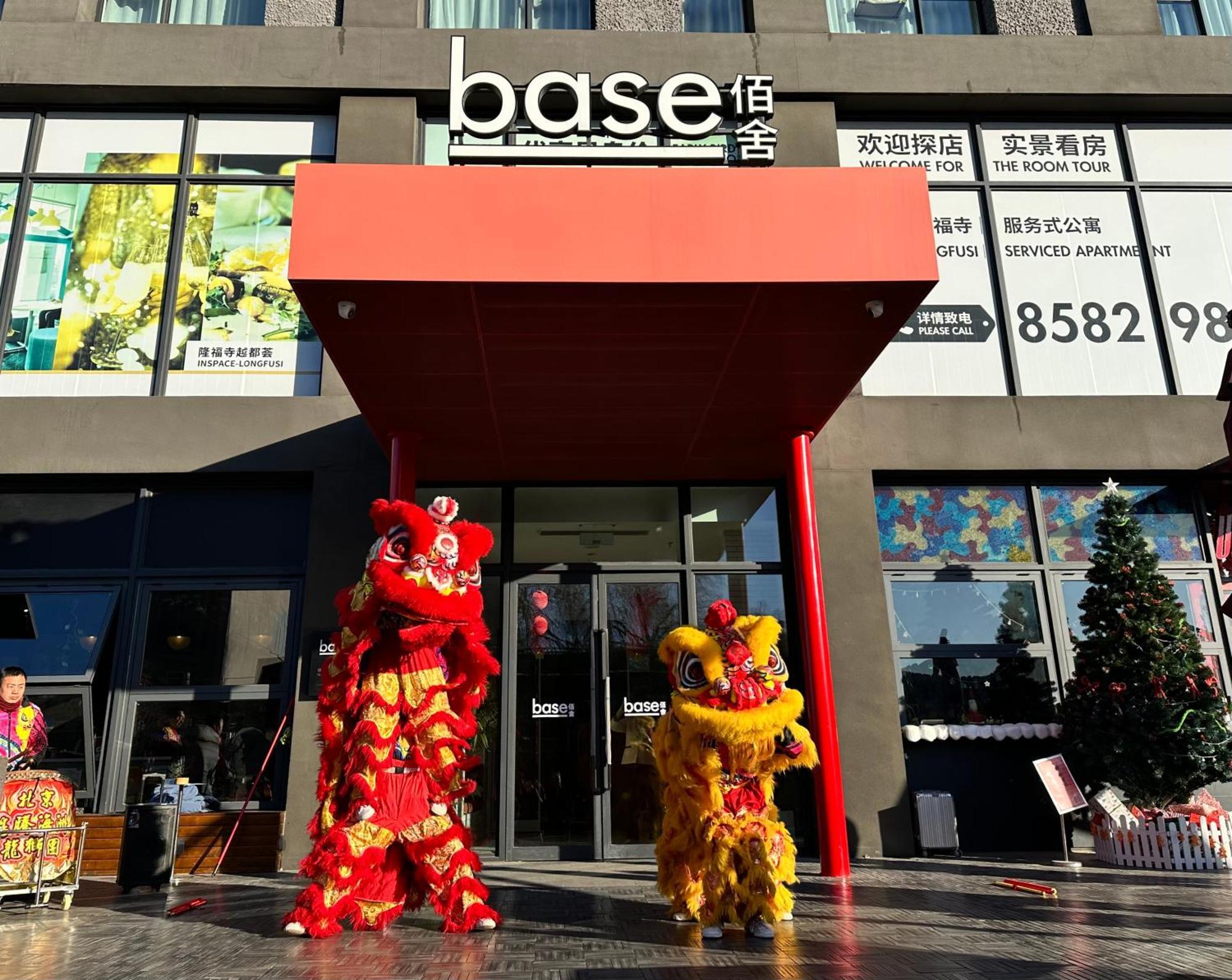 Base-Beijing Wangfujing Serviced Apartment- In Hutong &Bike Rental &Close To Forbidden City, Tian'Anmen Square &Subway Nearby &Free Coffee &Washing Machine,Kitchen &Restaurant Discount &English Speaking &High Speed Free Wifi מראה חיצוני תמונה Chinese New Year celebrations at Base Shopping Centre