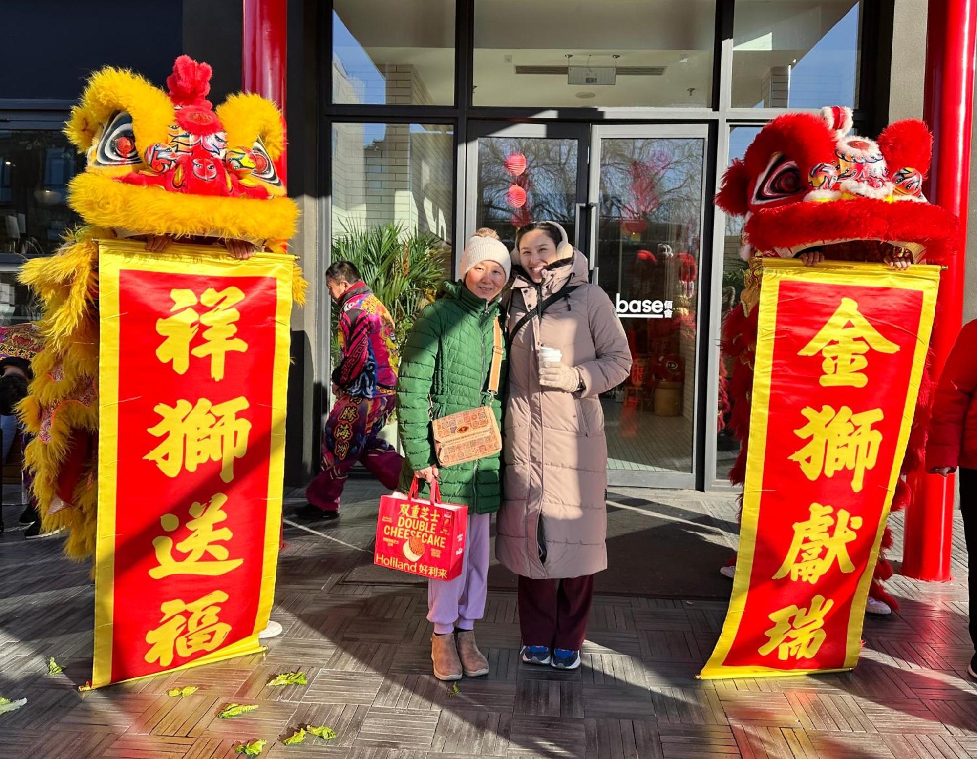 Base-Beijing Wangfujing Serviced Apartment- In Hutong &Bike Rental &Close To Forbidden City, Tian'Anmen Square &Subway Nearby &Free Coffee &Washing Machine,Kitchen &Restaurant Discount &English Speaking &High Speed Free Wifi מראה חיצוני תמונה Chinese New Year celebrations at the shopping centre in 2018